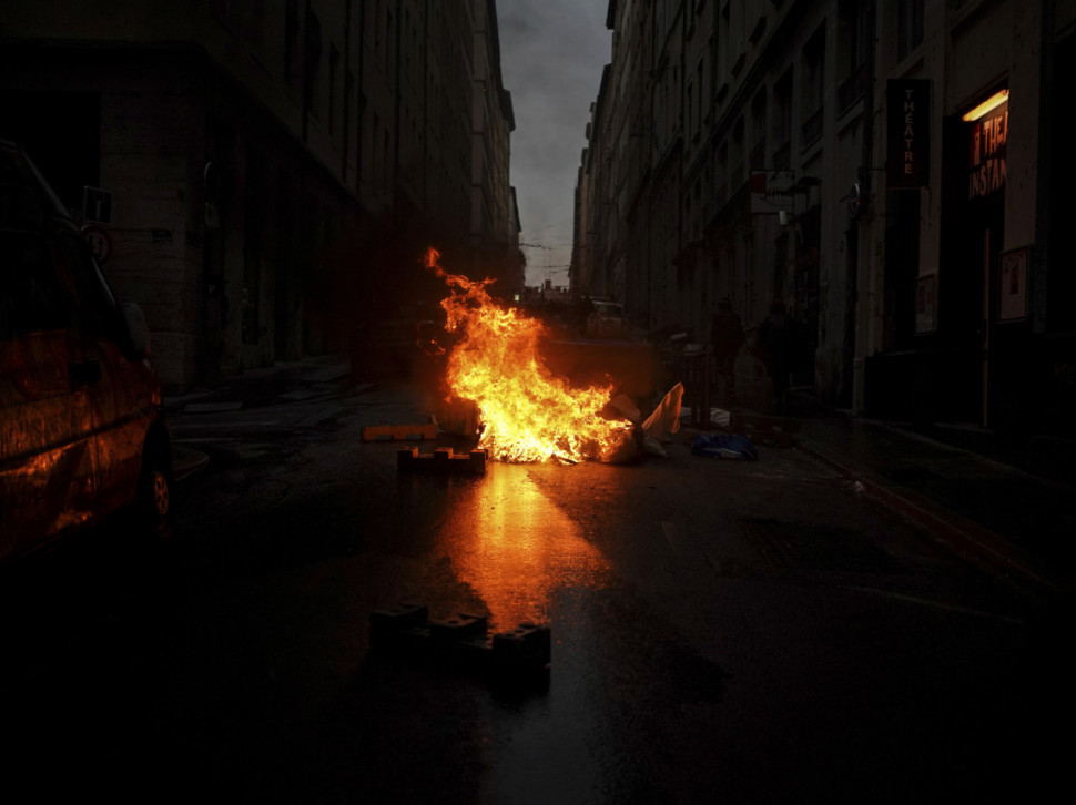 ОКУПИРАН ПАРИЗ: Маса на улицама, сукобљавају се са полицијом