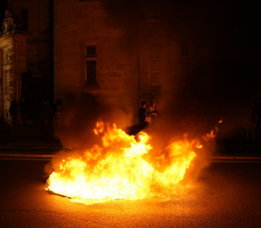 VATRENO U FRANCUSKOJ Demnstranti zapalili policijsku stanicu