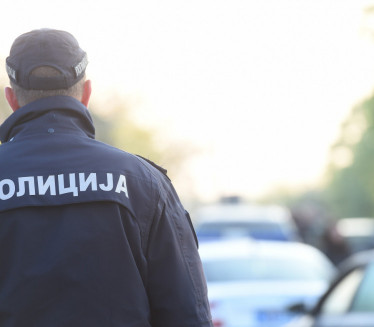 Масовна туча испред новосадске болнице - реаговала полиција