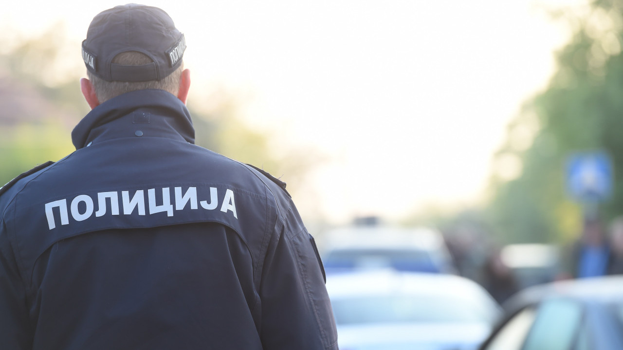 Масовна туча испред новосадске болнице - реаговала полиција