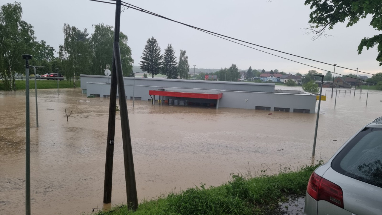 ХРВАТСКА ПОД ВОДОМ Јако невреме и поплаве погодиле Славонију