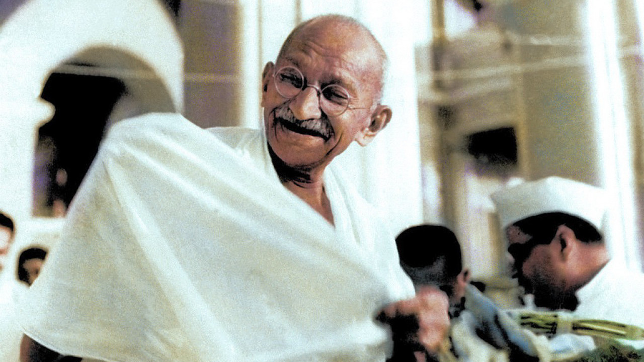 ЧУДНЕ НАВИКЕ: Ганди заговарао целибат, спавао с девојчицама