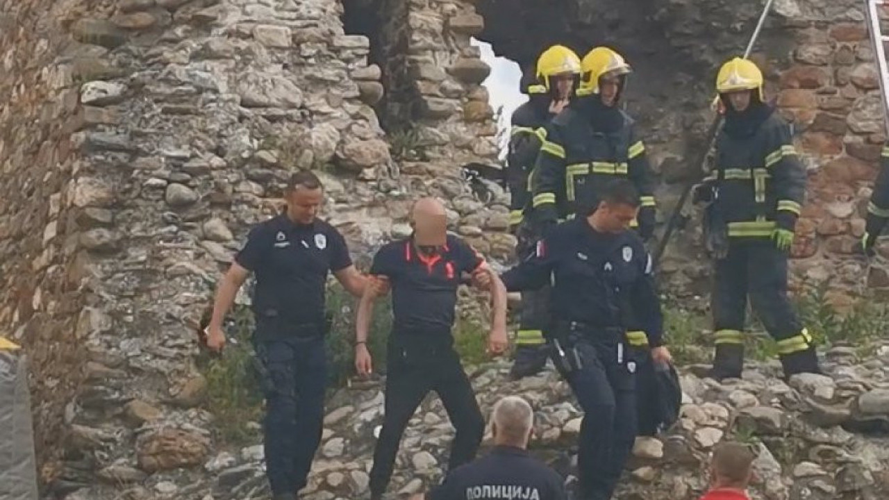 СВЕ ЗБОГ ИЗАЗОВА?Полиција одвела мушкарца са куле у Крушевцу