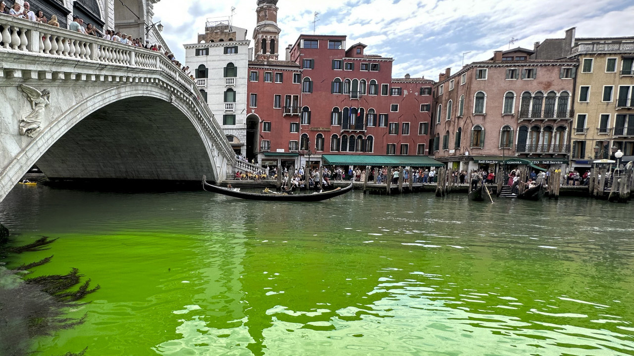 ZELENA VODA U VENECIJI: Glavni kanal neprepoznatljiv (FOTO)