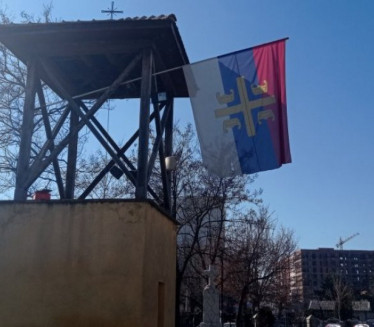 NAPAD NA CRKVU: Polomljen jarbol i odneta zastava na KiM