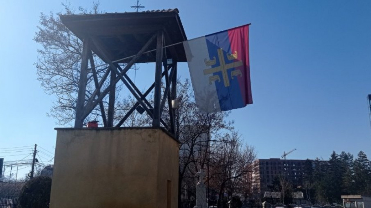 NAPAD NA CRKVU: Polomljen jarbol i odneta zastava na KiM