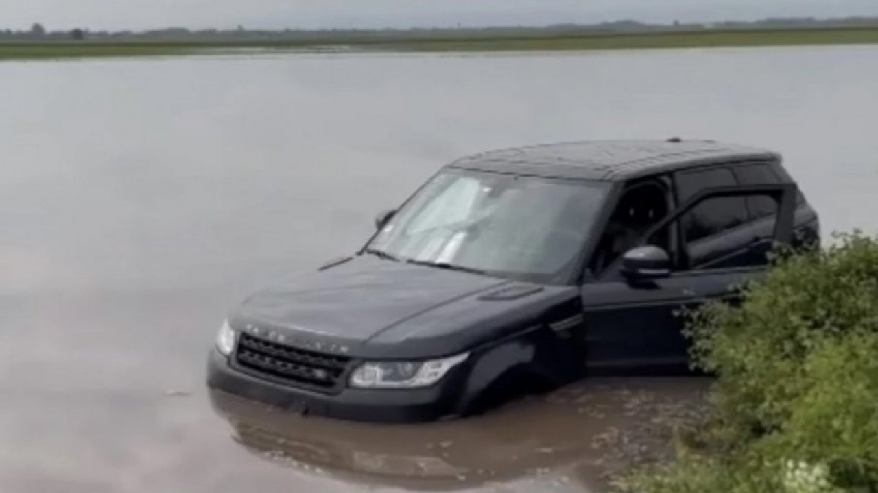 НЕОБИЧНА НЕЗГОДА: Избегао чеони судар па упао у воду