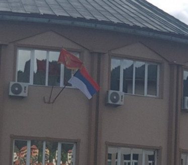 ВИЈОРИ СЕ ТРОБОЈКА: Раширили српску заставу у Пљевљима