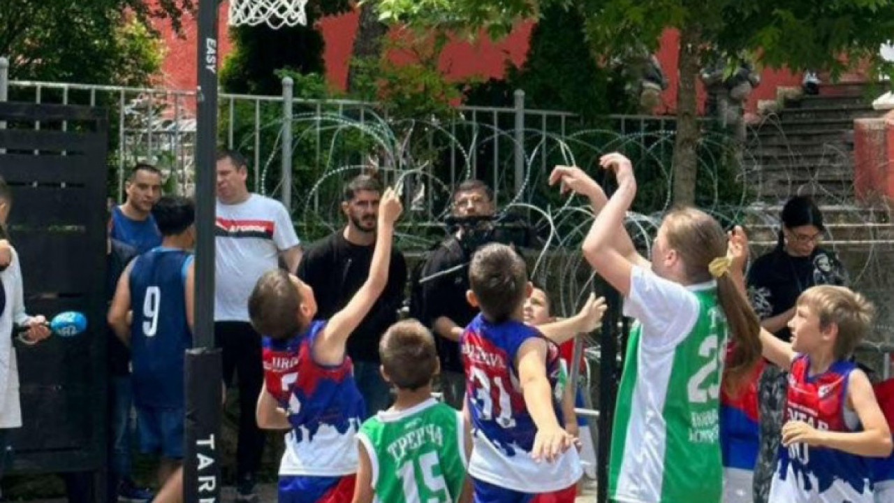 Srpska deca odigrala basket ispred kordona KFOR-a u Zvečanu