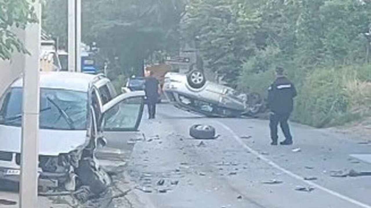 TEŽAK UDES U S. KAMENICI: Jedan auto na krovu, drugi smrskan