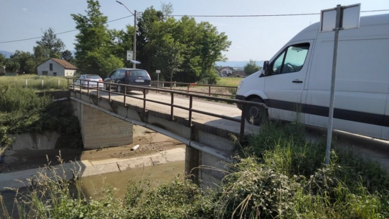 ЗАТВОРЕН ЗА САОБРАЋАЈ: Процењује се безбедност моста код КВ