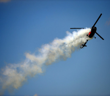 Prilikom pada helikoptera poginuo putnik, pilot povređen