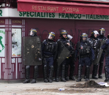 ОШТРА ПРЕТЊА РОДИТЕЉИМА: Француски протести потресли државу