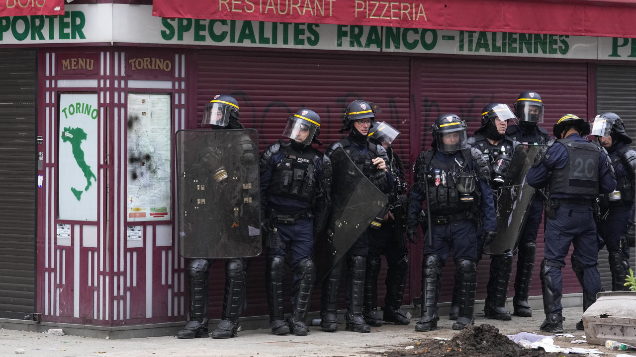 ОШТРА ПРЕТЊА РОДИТЕЉИМА: Француски протести потресли државу