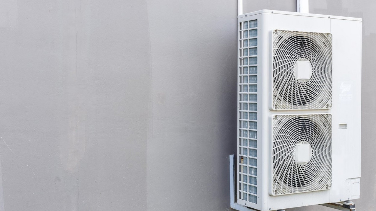 МОРАЋЕ ДА СЕ СКЛОНЕ СА ЗГРАДА: Где ће стајати клима уређаји