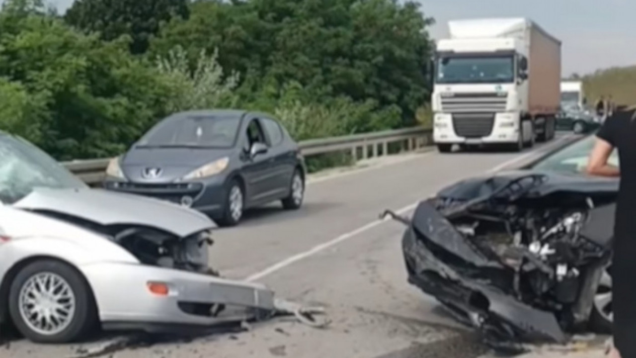 KOLA UNIŠTENA: Nesreća kod V. Banje - delovi rasuti po putu