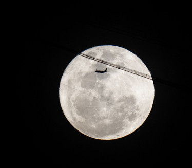 JAPAN POSTAO SVEMIRSKA SILA: "Snajperista" sleteo na Mesec