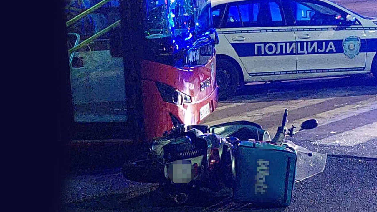 Dostavljač na motoru podleteo pod bus na Banovom brdu (FOTO)