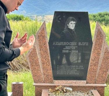 SVE RASPLAKAO: Otišao na grob Ipčeta Ahmedovskog (FOTO)