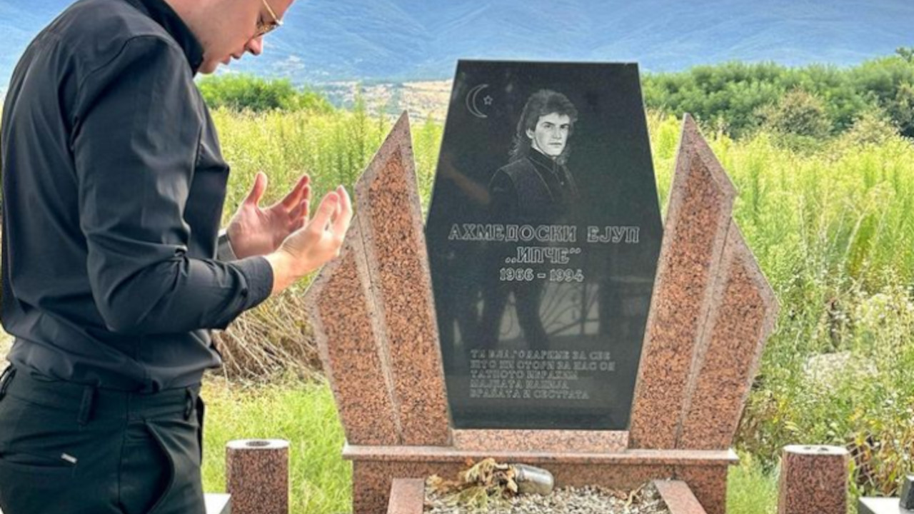 СВЕ РАСПЛАКАО: Отишао на гроб Ипчета Ахмедовског (ФОТО)