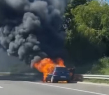 DRAMA U KRAGUJEVCU: Automobil guta vatrena buktinja (VIDEO)