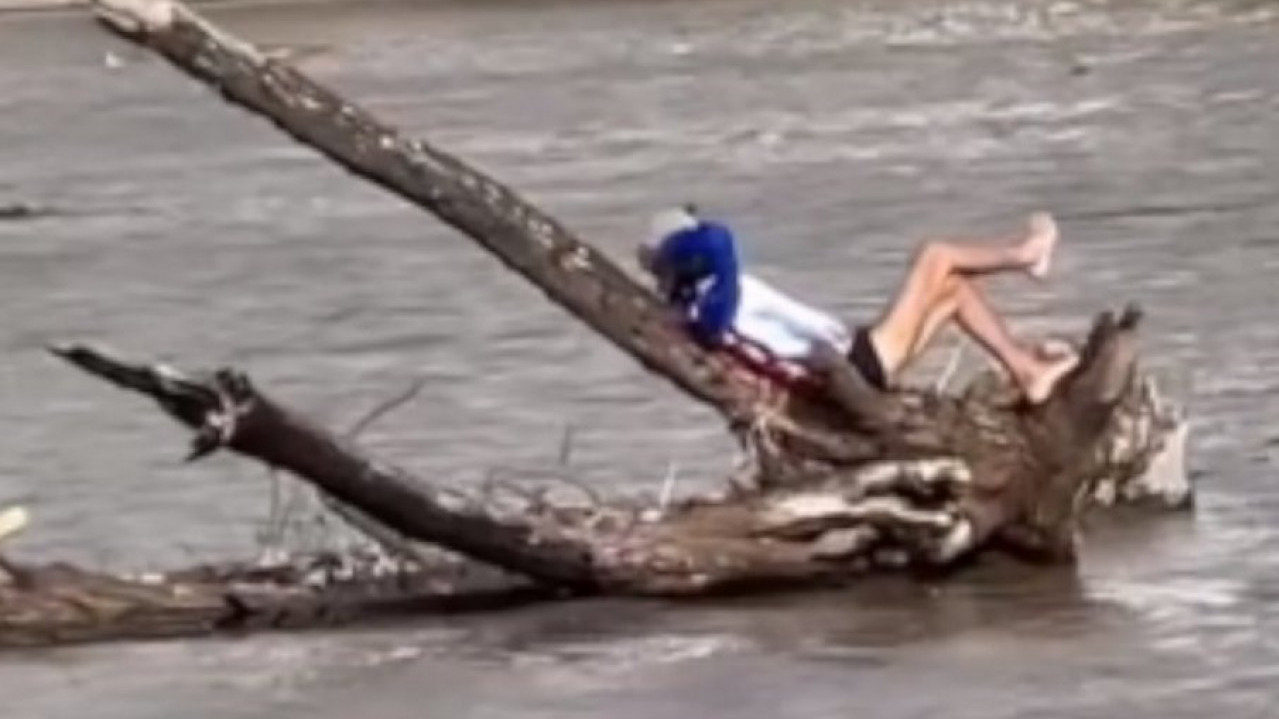 ЗАЛЕГАО И ПУСТИ РЕКУ ДА ГА НОСИ Невероватна сцена у Београду