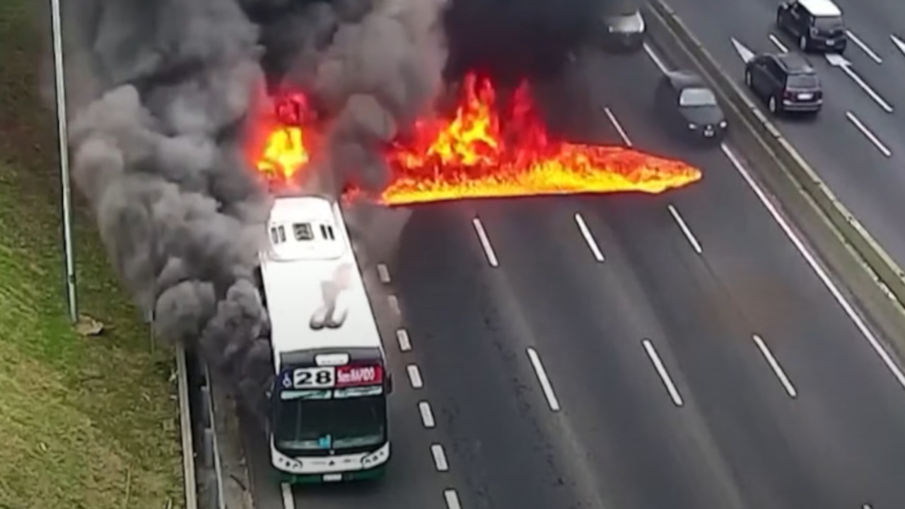 AUTOBUS SE ZAPALIO: LJudi bežali da spasu glave (VIDEO)