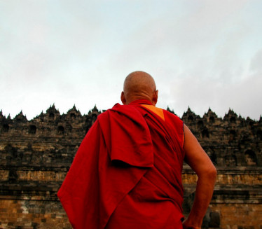 SPAVALA SA MONASIMA, PA IH UCENJIVALA Lisice ženi na Tajlandu