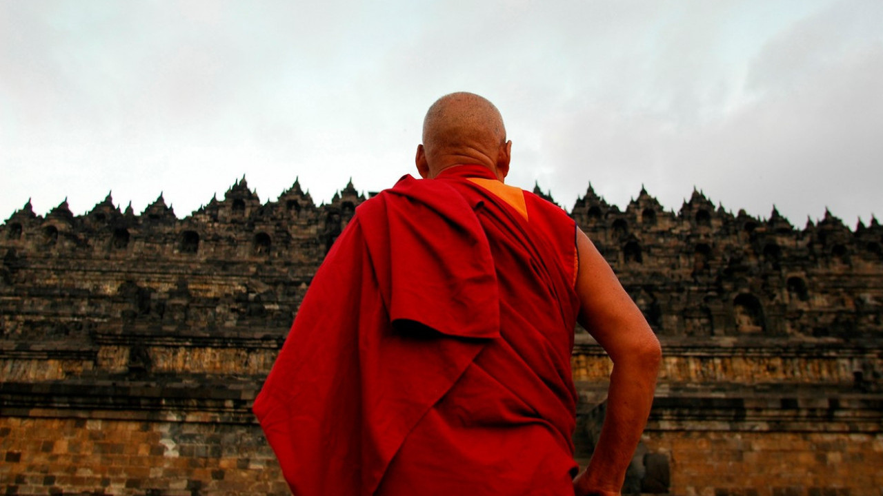 SPAVALA SA MONASIMA, PA IH UCENJIVALA Lisice ženi na Tajlandu