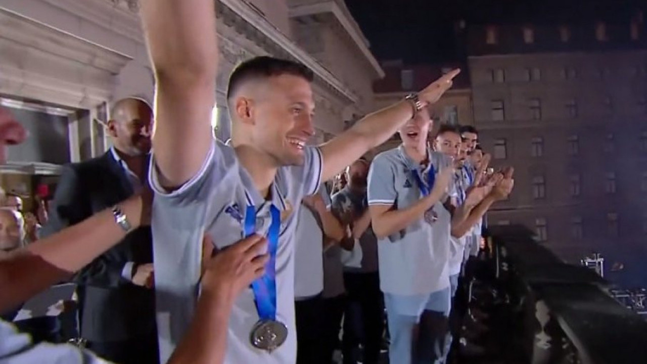 ЧАСТ ЈЕ ПРЕДСТАВЉАТИ СРБИЈУ Громогласне овације за кошаркаше