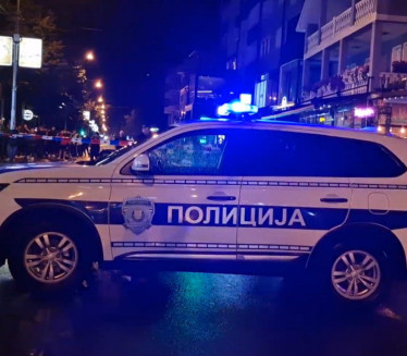 OPREZ: U Beogradu muškarac juri decu po ulazu zgrade (VIDEO)