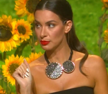 MUŠKARCI UZDIŠU: Kosjerina očarala u belom bikiniju (FOTO)