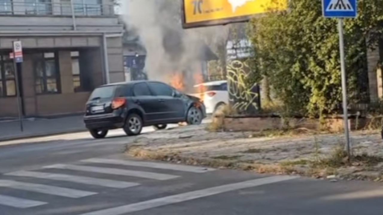 ГОРИ АУТО НА ДОРЋОЛУ: Ватрогасци на терену (ВИДЕО)