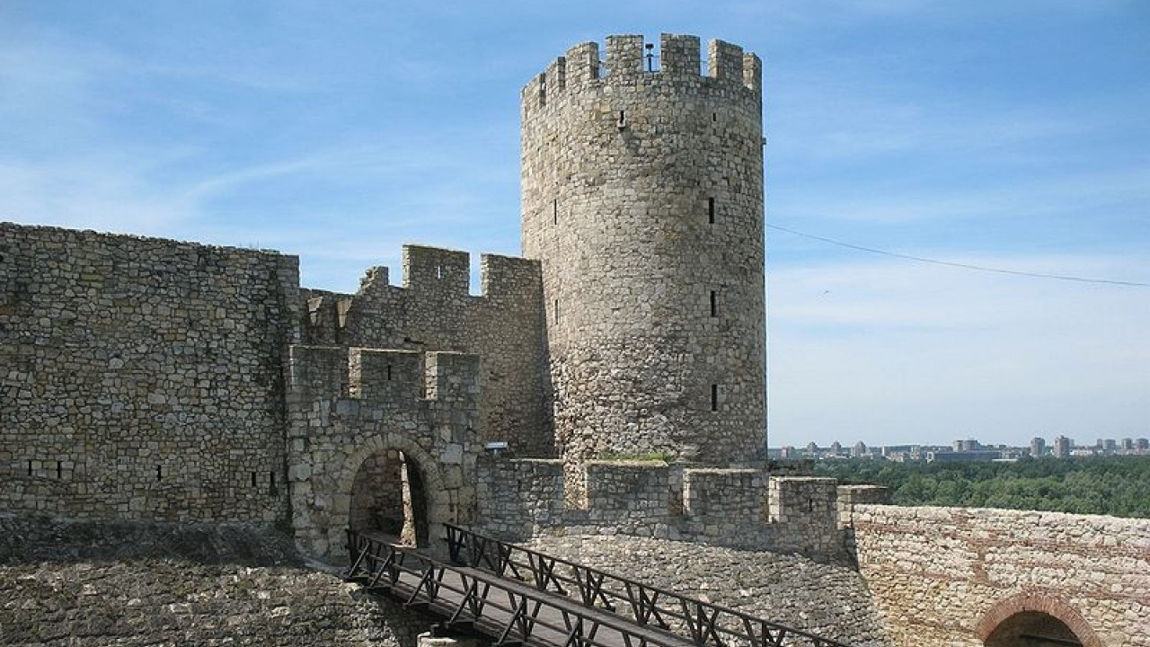 VOZIO BICIKL PO IVICI Stanje dečaka povređenog na Kalemegdanu