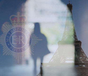 POLICAJKA SILOVANA U PARIZU Napad se desio kod Ajfelove kule