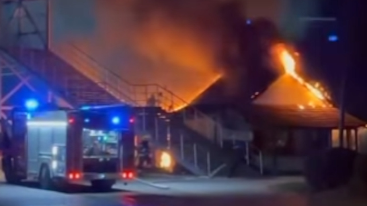 ПОЖАР У КРАЉЕВУ: Гори некадашњи угоститељски објекат (ВИДЕО)