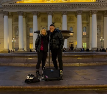 ИСПРЕД БОЉШОЈ ТЕАТРА: Естрадни пар запевао свој хит у Москви