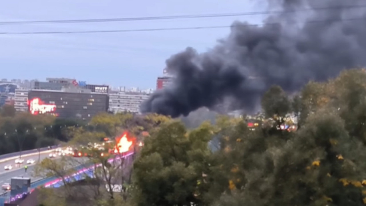 GORI BUS NA BRANKOVOM MOSTU Vatra progutala pola vozila FOTO