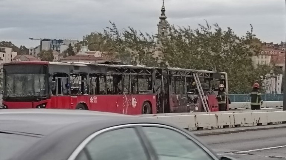 ОБУСТАВЉЕН САОБРАЋАЈ: Прве слике са Бранковог моста (ФОТО)