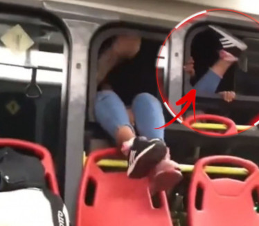 ШТА УРАДИ?! Жена искочила кроз прозор аутобуса - усред вожње