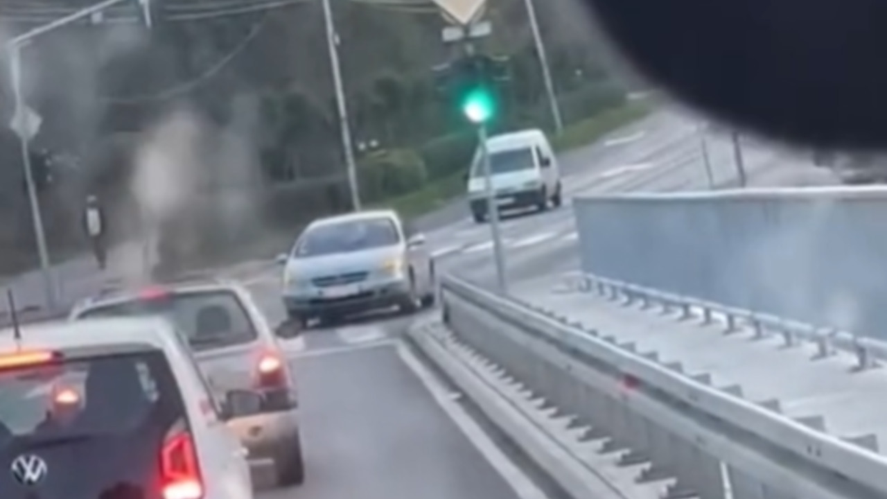 NASILNIČKA VOŽNJA: Vozila auto pun putnika u rikverc (VIDEO)