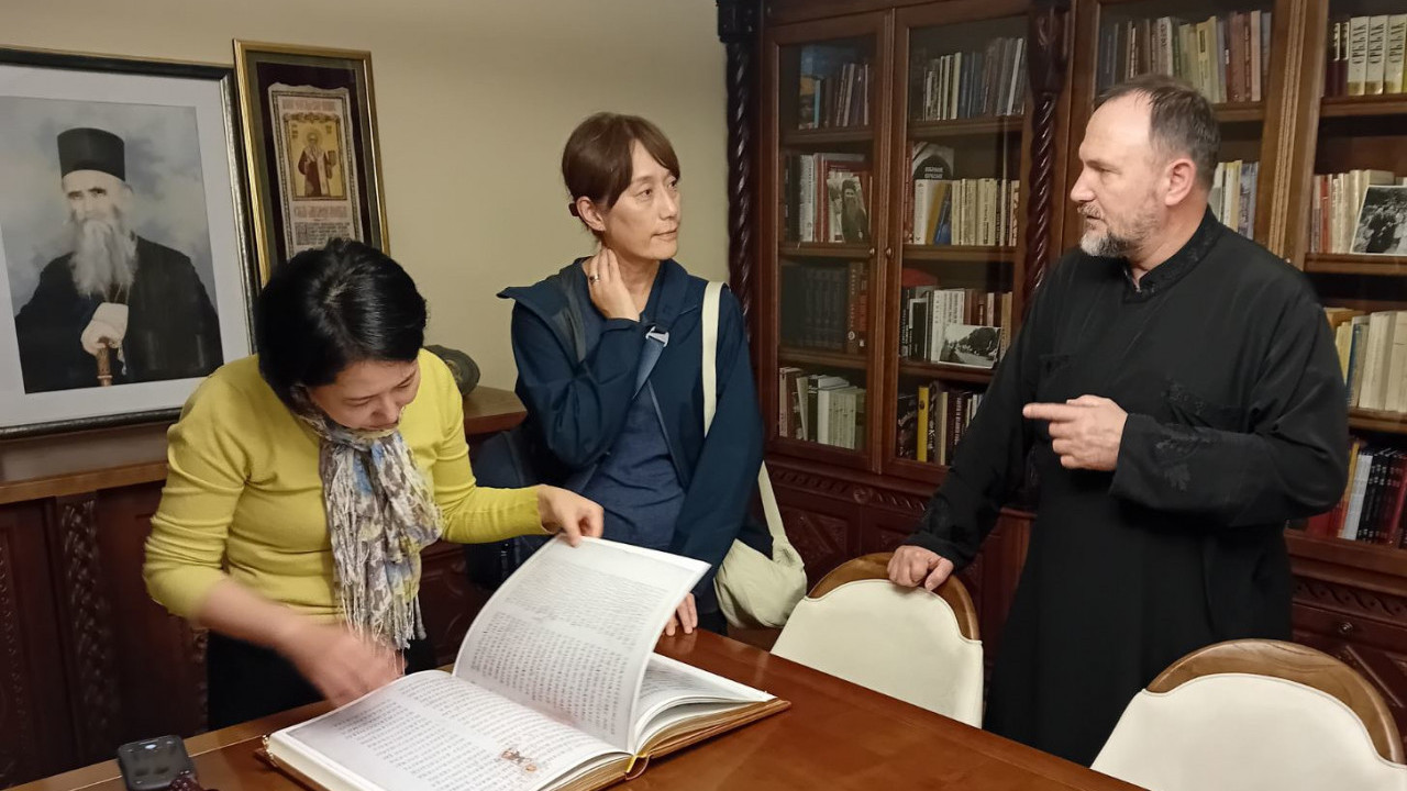 Јапанке чуле за Амфилохијеву библиотеку, дошле у манастир