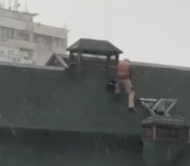 ШОК ПРИЗОЗ: Београђанин на крову док олујни ветар удара