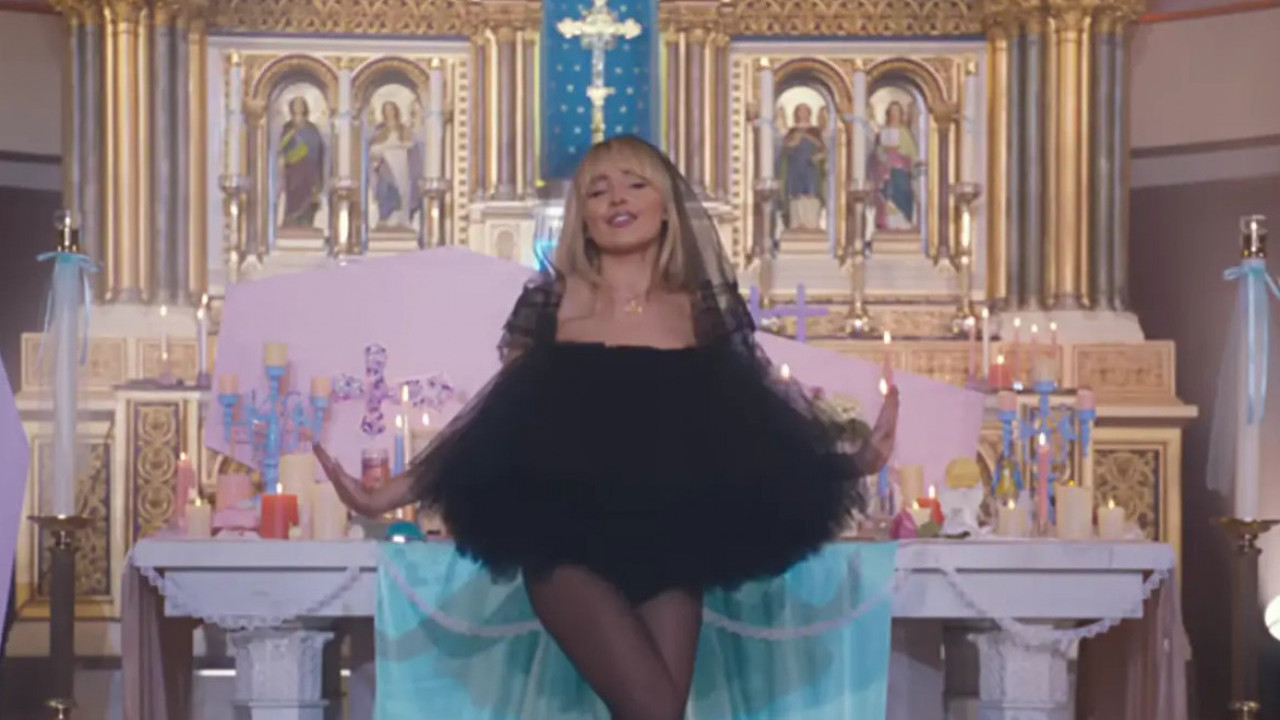 VERNICI KIVNI: Pevačica snimila provokativan spot u crkvi
