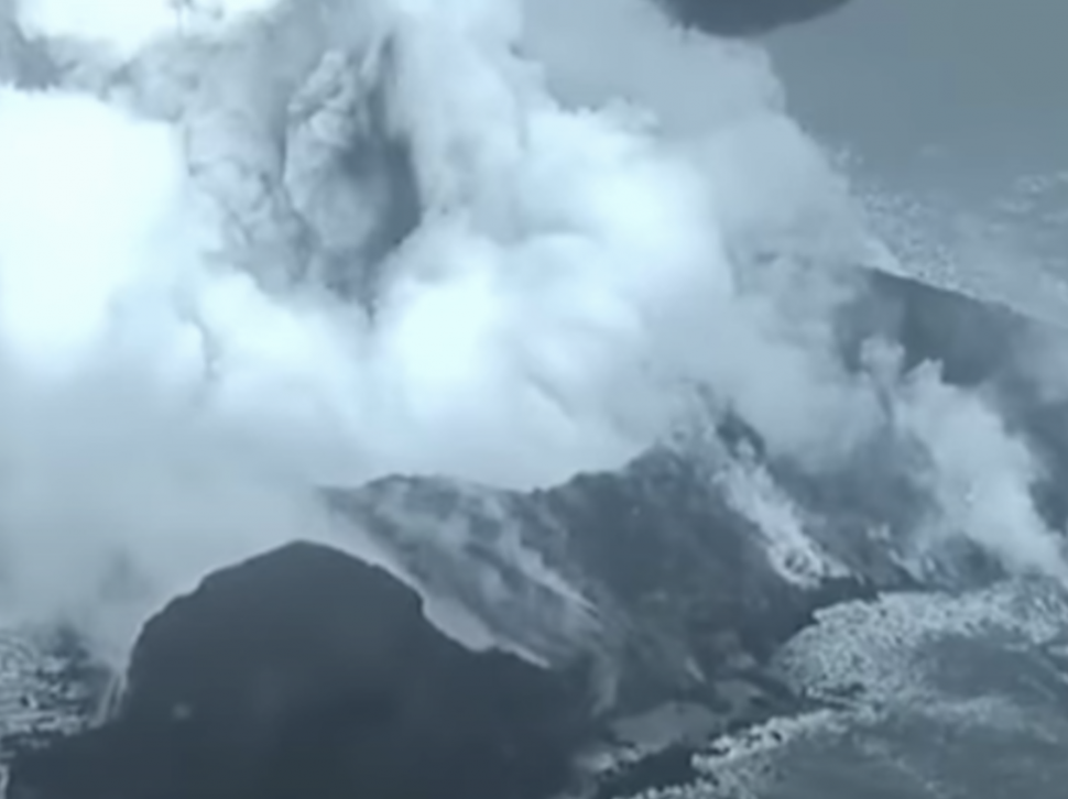 Pojava Vulkanizma NEVEROVATAN PRIZOR: Erupcija vulkana 200 metara