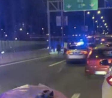UDES NA GAZELI: Jedno vozilo završilo na ogradi (VIDEO)