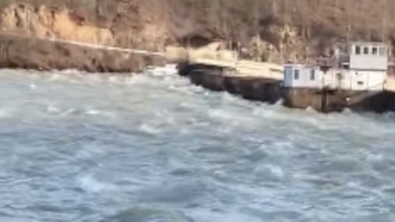 HAOS U SRBIJI: Vetar nosio splavove, čupao stabla