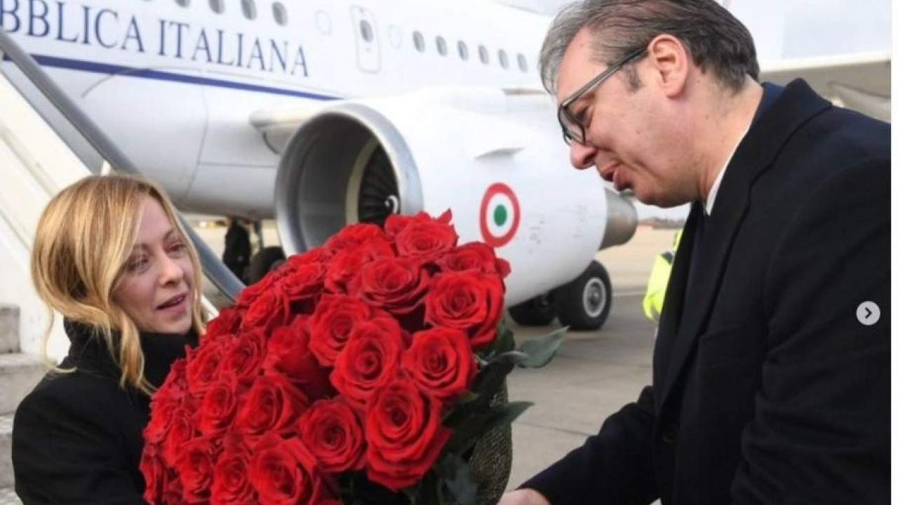 Vučić sa cvećem dočekao Đorđu Meloni na aerodromu