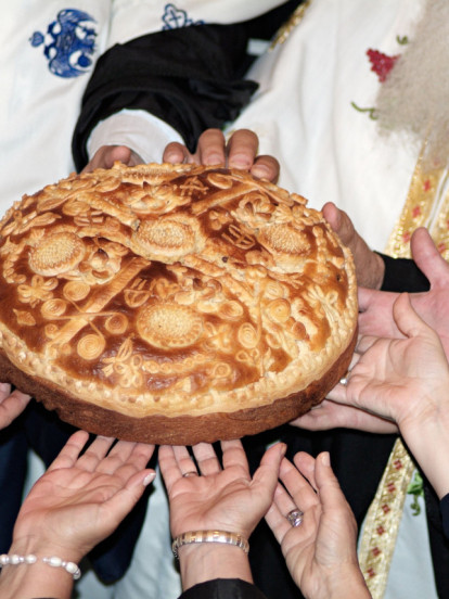 СВЕШТЕНИК ОБЈАСНИО: Како се правилно ломи славски колач?