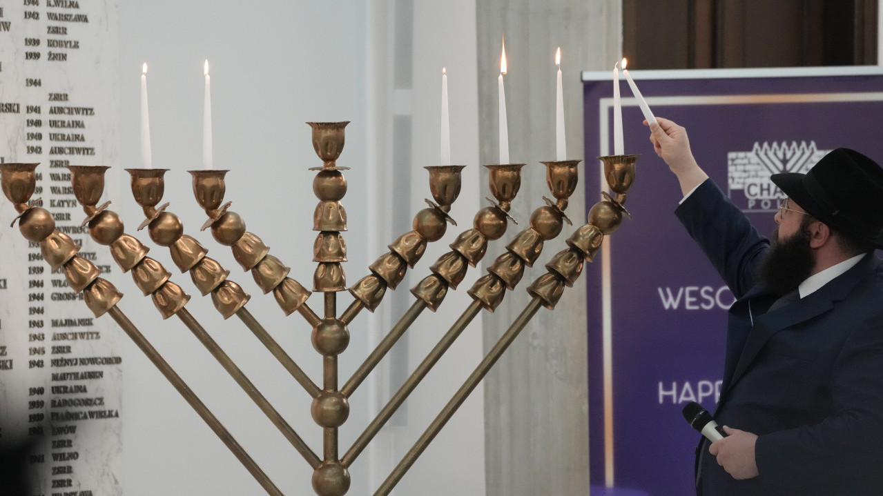 MENORA OPET GORI: Poslanik gasio sveće za Hanuku PP aparatom